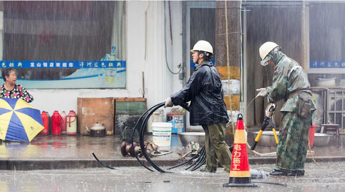 暴雨中電網(wǎng)改造