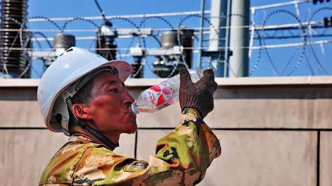 恩施供電：鏖戰三伏建電網