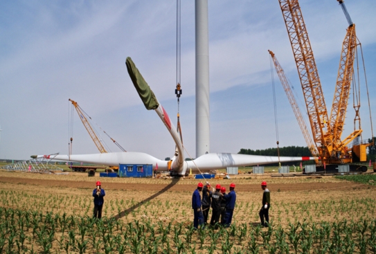 河北昌黎縣灤河口風(fēng)電項目工程開始吊裝風(fēng)機