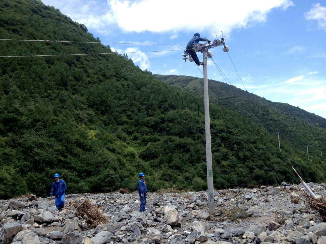 青海電力緊急搶修尕楞鄉(xiāng)受損電力設施