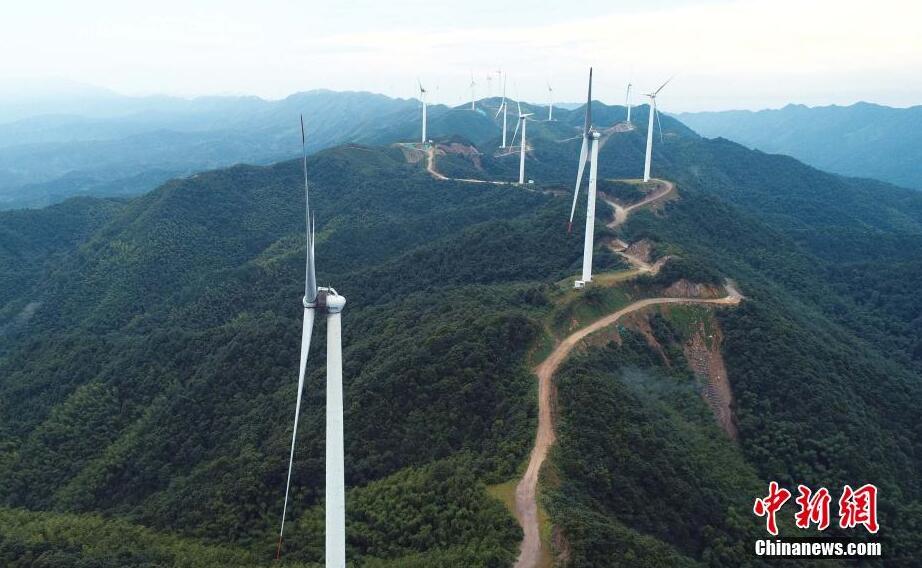 航拍江西泰和高山風(fēng)電項(xiàng)目 巨型“風(fēng)車”矗立山脈