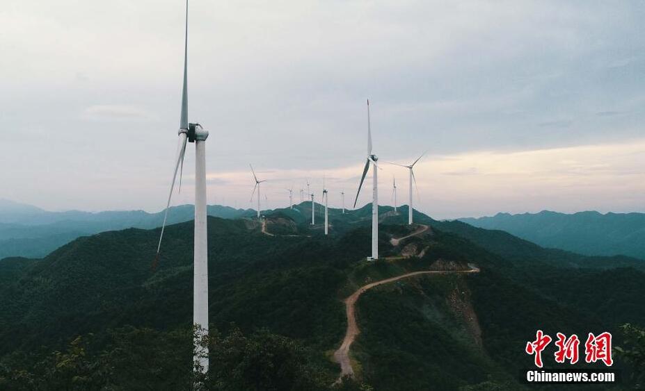 航拍江西泰和高山風(fēng)電項(xiàng)目 巨型“風(fēng)車”矗立山脈