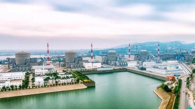 田灣4號機組自8月25日正式開始反應堆首次裝料，全體人員始終堅持“安全第一、質量第一”，嚴格遵守技術規格書和試驗程序要求，監護操作，獨立驗證，采用在田灣4號機組主控室、換料機控制室和反應堆大廳進行連續監控的方式，先后進行了9個批次燃料吊籃的裝載與轉運，安全地將163組燃料組件和103束控制棒裝入堆芯指定位置。